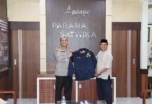 Kapolres Tanah Laut Jalin Kesatuan Dan Persatuan, Serahkan Lansung Seragam FKUB