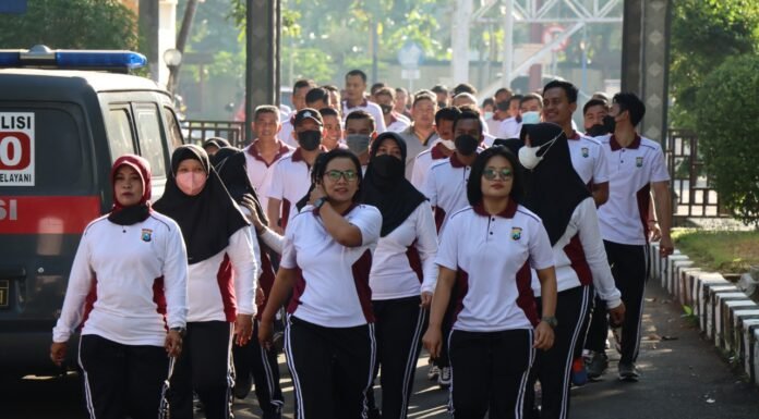 Jaga Kebugaran Tubuh, Jajaran Polres Bondowoso Laksanakan Olah Raga Jalan Kaki