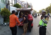 Polantas Surabaya Sigap Bantu Pengendara Yang Jatuh Hindari Jalan Berlubang