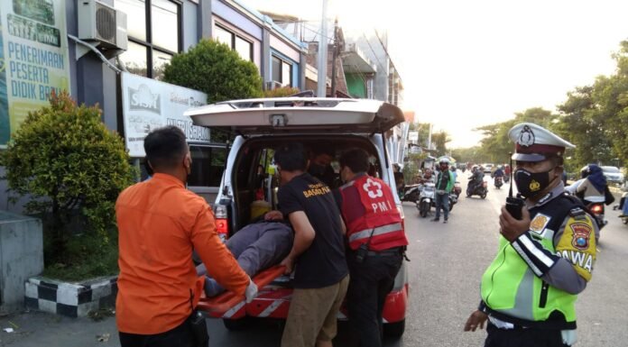 Polantas Surabaya Sigap Bantu Pengendara Yang Jatuh Hindari Jalan Berlubang