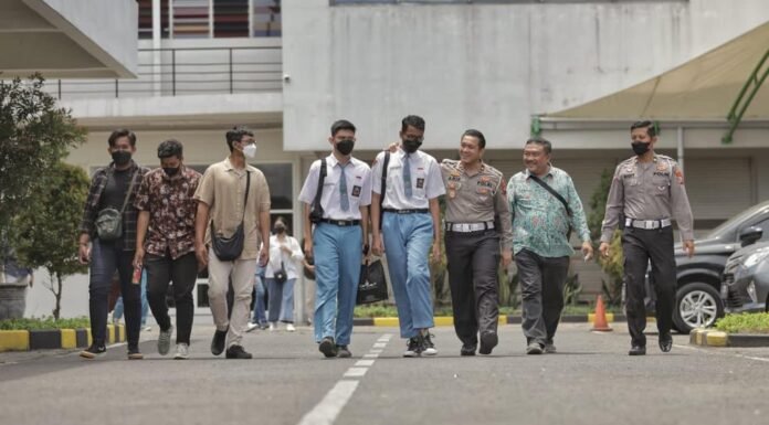 Program Sat Lantas Polrestabes Surabaya, SIM Cak Tejo Goes to School SMAN 20 Surabaya