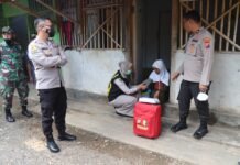Polres Bondowoso Ringankan Beban Warga Akibat Kenaikan BBM Dengan Bagikan Sembako