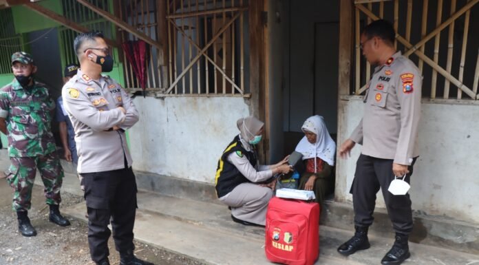 Polres Bondowoso Ringankan Beban Warga Akibat Kenaikan BBM Dengan Bagikan Sembako