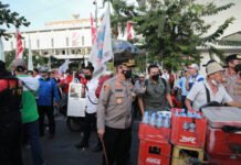 Aksi Kapolrestabes Surabaya Borong Dagangan PKL Untuk Massa Aksi Demo Tuai Pujian