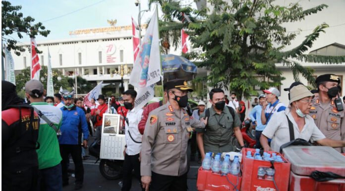 Aksi Kapolrestabes Surabaya Borong Dagangan PKL Untuk Massa Aksi Demo Tuai Pujian
