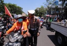 Kasatlantas Polrestabes Surabaya Terlihat Humanis Saat Berikan Himbauan Demo Tertib Di Surabaya