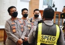 Dua Anggota Polantas Surabaya Terima Penghargaan Kapolda Jatim