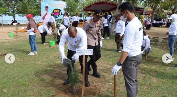 Kapolres Tanah Laut Bersama Pemprov Kalsel Gelar Aksi Bersih-bersih Pantai Peringati World Cleanup Day 2022