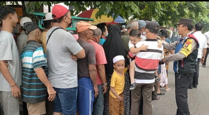 Ringankan Beban Warga, Polda Jatim Bersama Jajaran Polsek Lakarsantri Bagikan Paket Sembako