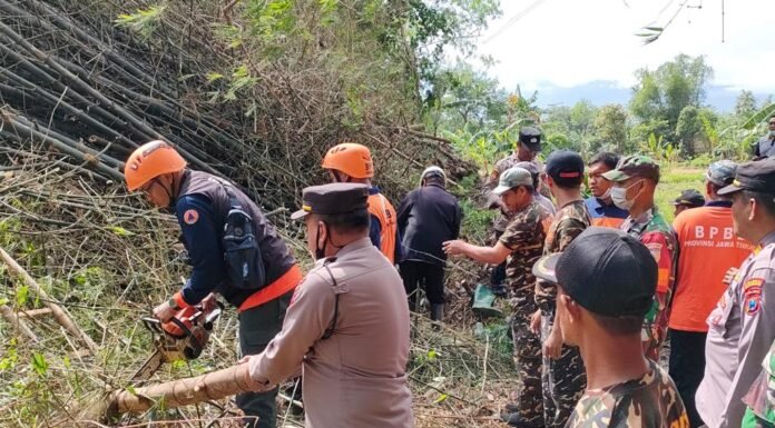 Polri dan TNI Gelar Bakti Kemanusiaan, Bantu Korban Angin Puting Beliung di Pasuruan
