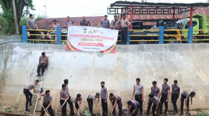 Kapolres Tanah Laut Peduli Lingkungan Hidup, Pimpin Lansung Pejabat Utama Dan Anggota Laksanakan Aksi Bersih Bersih