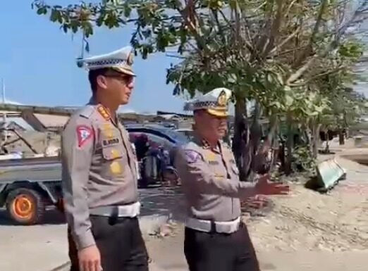 Bakti Sosial, Dirlantas Polda Sulsel Turun Langsung Bagikan Sembako Kepada Buruh dan Nelayan