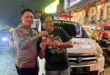 Mewakili Kapolda Jatim, Brigjen Pol Ahmad Yusep Gunawan Serahkan Bantuan 1 Unit Ambulance Untuk Bonek