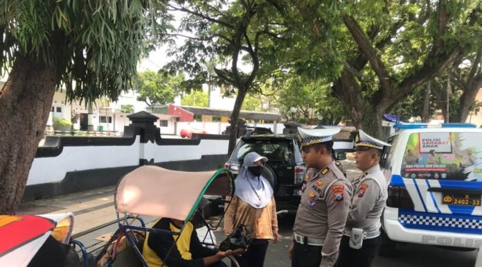 Jumat Berkah: Sat Lantas Polresta Malang Kota Sosialisasi Kamseltibcarlantas Sambil Bagikan Bingkisan ke Pengendara