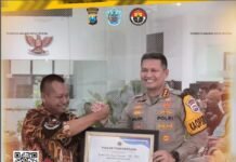 Puncak HPN, PWI Malang Raya Beri Penghargaan Kepada Kapolresta Malang Kota Kapolresta Malang Kota Kombes. Pol. Budi Hermanto, S.I.K, M.Si saat menerima penghasilan dari Ketua PWI Jatim Lutfi Hakim dalam perayaan HPN. KOTA MALANG – Persatuan Wartawan Indonesia (PWI) Malang Raya peringati Puncak Hari Pers Nasional (HPN) 2024 dengan berikan penghargaan kepada 10 Tokoh di Malang Raya dan juga potong tumpeng. Jum’at (09/02/2024) 10 tokoh yang mendapatkan penghargaan di puncak peringatan HPN yang diselenggarakan oleh PWI Malang Raya salah satunya adalah Kapolresta Malang Kota Kombes. Pol. Budi Hermanto, S.I.K, M.Si yang dinilai sangat peduli dengan insan Pers. Seusai menerima penghargaan, Kombes. Budi Hermanto mengucapkan terimakasih dan apresiasi telah dipilih menjadi salah satu tokoh yang mendapatkan penghargaan ini. ” Terimakasih untuk PWI Malang Raya atas penghargaan ini. Selama ini kami menganggap insan Pers adalah mitra kerja kami, karena kinerja kami tidak bisa dikenal luas tanpa adanya pemberitaan positif dari rekan-rekan jurnalis”. Kapolresta yang akrab disapa Buher ini juga menyampaikan bahwa penghargaan yang diterima ini juga menjadi amanah kami untuk menjaga dan terus meningkatkan kinerja jajaran Polresta Malang Kota. ” Penghargaan ini sebagai pelecut semangat kami untuk bertekad mengayomi dan melindungi masyarakat serta menjaga Kamtibmas khususnya di Kota Malang ini”. Ungkapnya. Buher juga berharap rekan-rekan PWI Malang Raya agar tetap menjadi mitra kepolisian dan tetap menjaga independensi khususnya dalam masa pemilu ini. Mari kita bersama-sama perangi berita Hoax yang kembali marak beredar di seluruh platform medsos menjelang hari H Pemilu yang tinggal 5 hari ini. ” Mari bersama-sama songsong Pemilu 2024 ini dengan menyajikan informasi dan berita yang baik serta benar, agar masyarakat tidak termakan oleh berita yang tidak bisa dipertanggungjawabkan sumbernya. Kembali saya ucapkan terimakasih atas penghargaan ini dan semoga kami bisa berbuat serta bekerja menuju Kepolisian RI yang Presisi.” Pungkas pria lulusan Akpol 2000 ini.