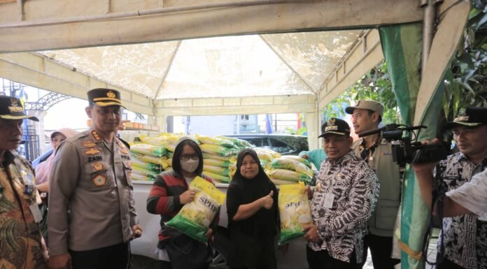 Kapolres Metro Tangerang Kota Bersama Pj Wali Kota Distribusikan 208 Ton Beras Buat Pasar Murah