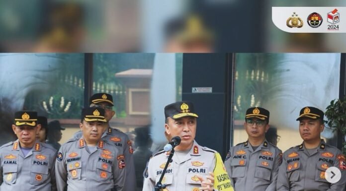Irjen Sandi Nugroho Berikan Beasiswa untuk Enam Anggota Terbaik Divisi Humas Polri