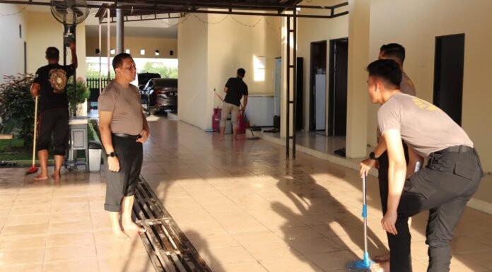 Kapolda Kaltara Bersama Personel Spripim Melaksanakan Kerja Bakti Bersama, Ciptakan Kebersamaan