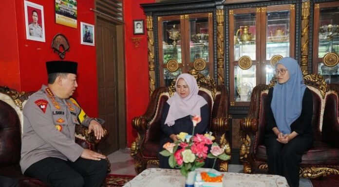 Kunjungi Keluarga AKP Lusiyanto, Kapolri: Panglima TNI Janji Tindak Tegas Pelaku Penembakan