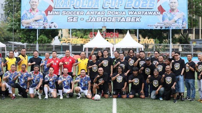polda-metro-jaya-dan-wartawan-bertanding-bola-di-lapangan-presisi-1766134003480_169.jpeg
